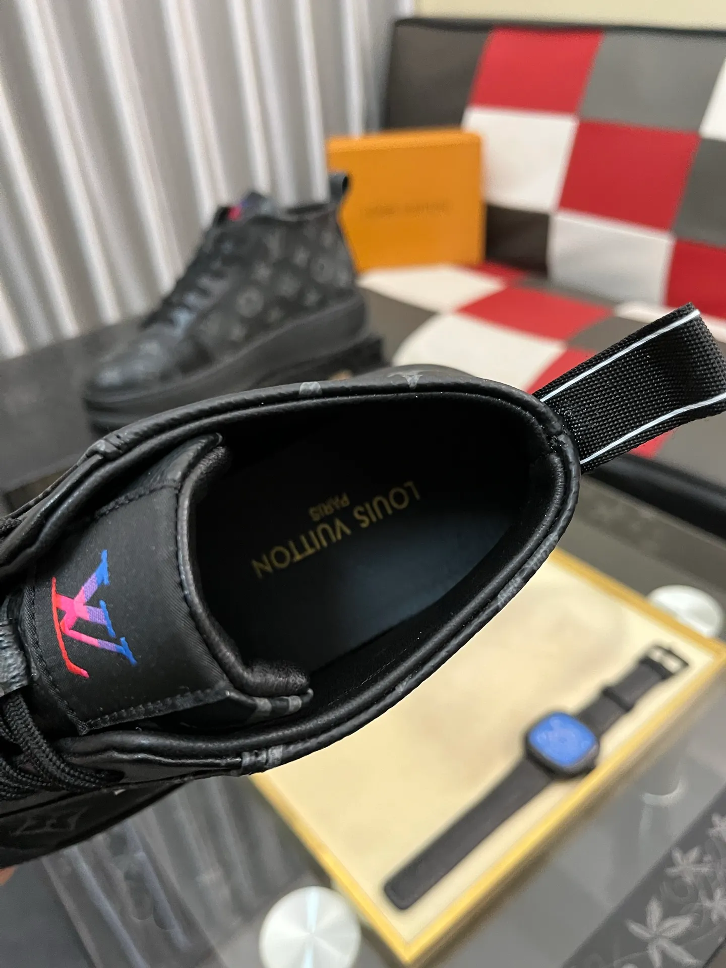 Men's shoes 💰: 438⌚️⌚️《Louis vuitton/LV Louis Vuitton》original quality.~ Unique modern style sneakers. 🏃A must-have casual shoe for trendy men😍😍 Original brand imported from Italy, imported original leather, cowhide lining (refuses to discolor and grind feet) sole: original sole provided by the original factory, French lazy style design ⚠️Fit to the feet, original quality, super comfortable original sole. Code number: 38-443️⃣Colors available